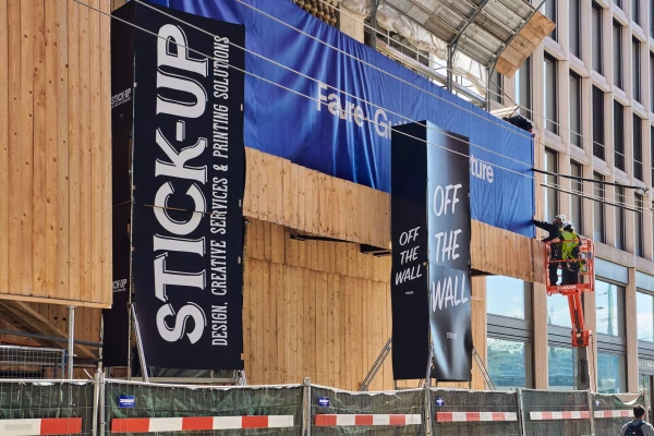deux panneaux et une installation d'une bâche de chantier