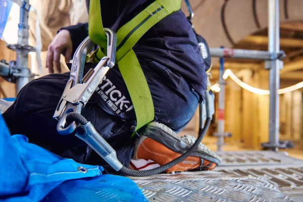 un homme qui travaille sur un échafaudage