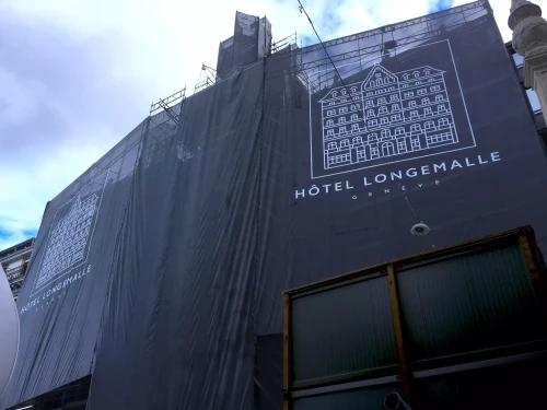 installation d'une bâche imprimée sur un immeuble