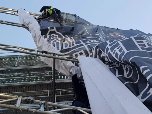 installation d'une bâche imprimée sur un immeuble