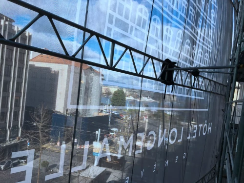 installation d'une bâche imprimée sur un immeuble