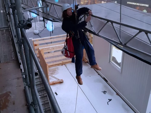 installation d'une bâche imprimée sur un immeuble