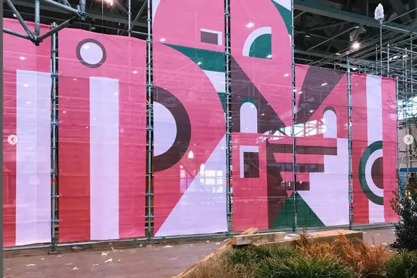 une structure avec des bâches micro perforées imprimées