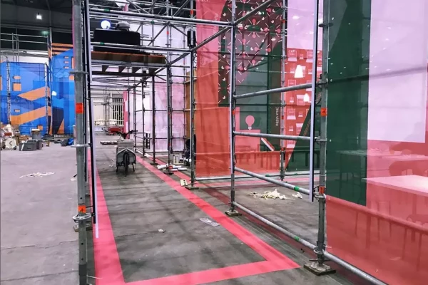 une structure avec des bâches micro perforées imprimées