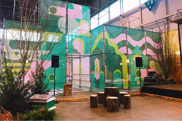 une structure avec des bâches micro perforées imprimées