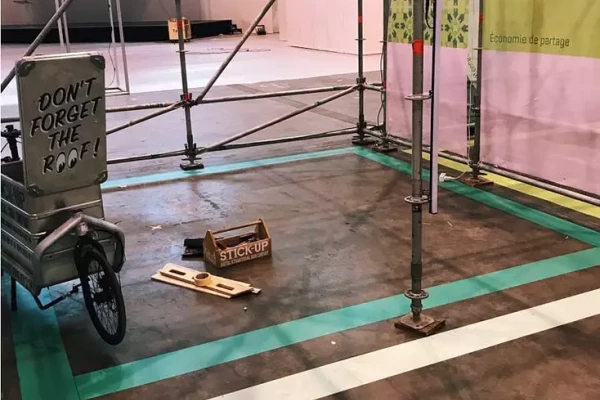 une structure avec des bâches micro perforées imprimées