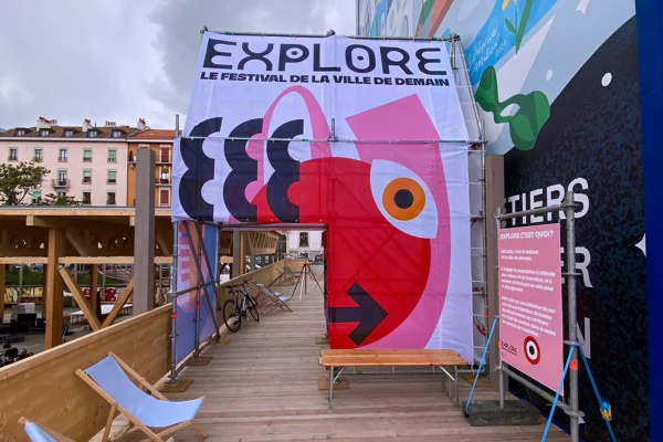 une structure avec des bâches micro perforées imprimées