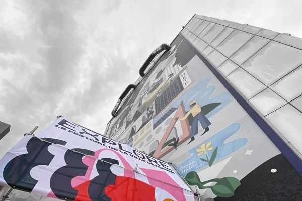 une structure avec des bâches micro perforées imprimées