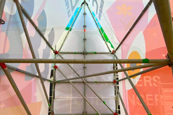 une structure avec des bâches micro perforées imprimées