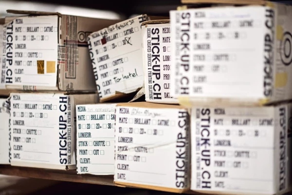 plusieurs cartons contenants des bâches mesh