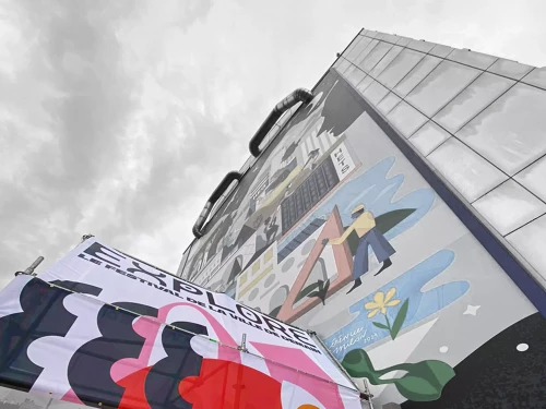 une structure avec des bâches micro perforées dans un hall d'exposition