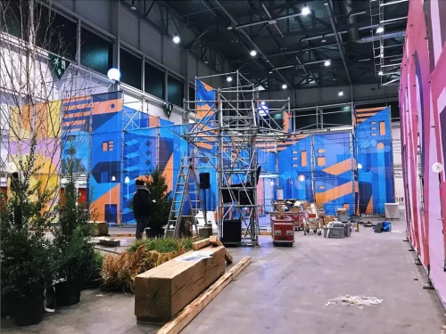 une structure avec des bâches micro perforées dans un hall d'exposition