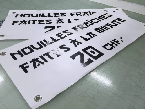 deux bâches blanches imprimées