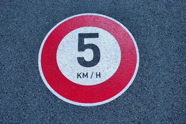 signalisation routière au sol indiquant une limite de vitesse