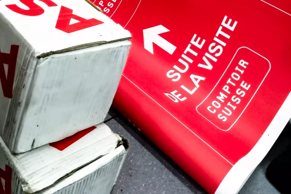 fabrication de panneau de signalisation routière avec du vinyle rouge