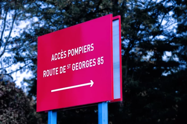 panneau de signalisation routière indiquant l’accès aux pompiers
