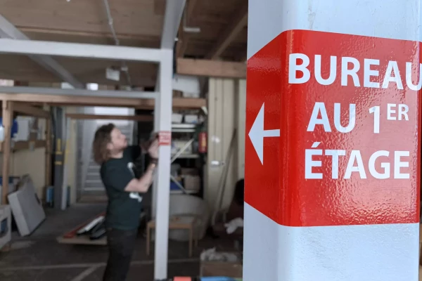 signalétique rouge dans un dépot