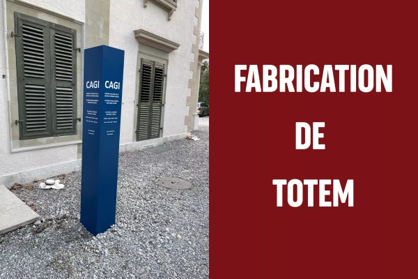 un totem bleu devant une maison