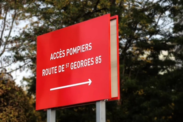 panneau de signalisation rouge