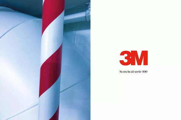 signalétique dans un parking rouge et blanche