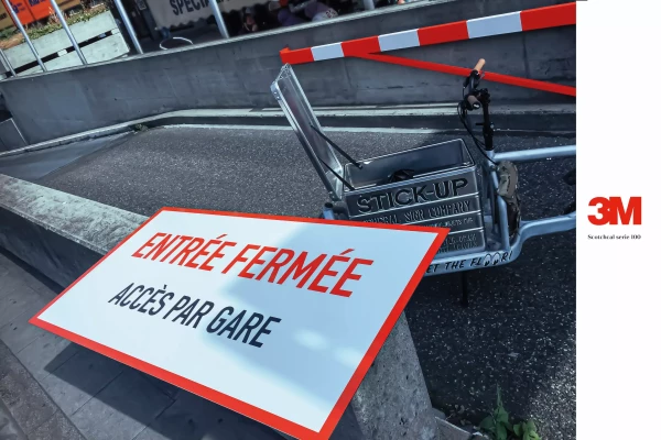 marquage au sol de route et panneau de signalisation