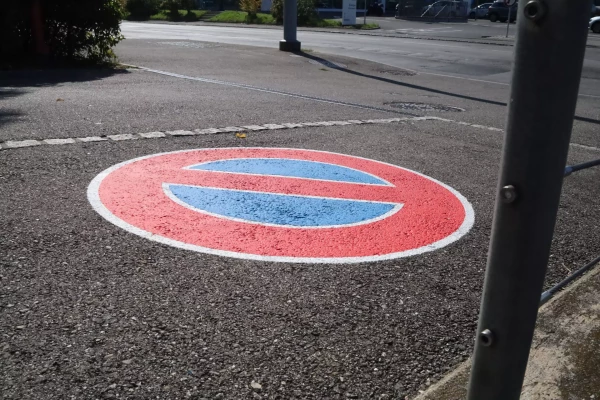 peinture interdiction de parque sur goudron