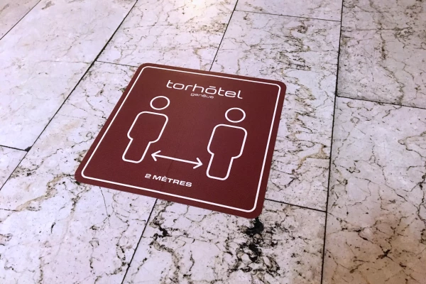 sticker rouge sur le sol d'un passage d'hotel