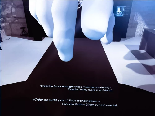 une main et un marquage au sol d'événement