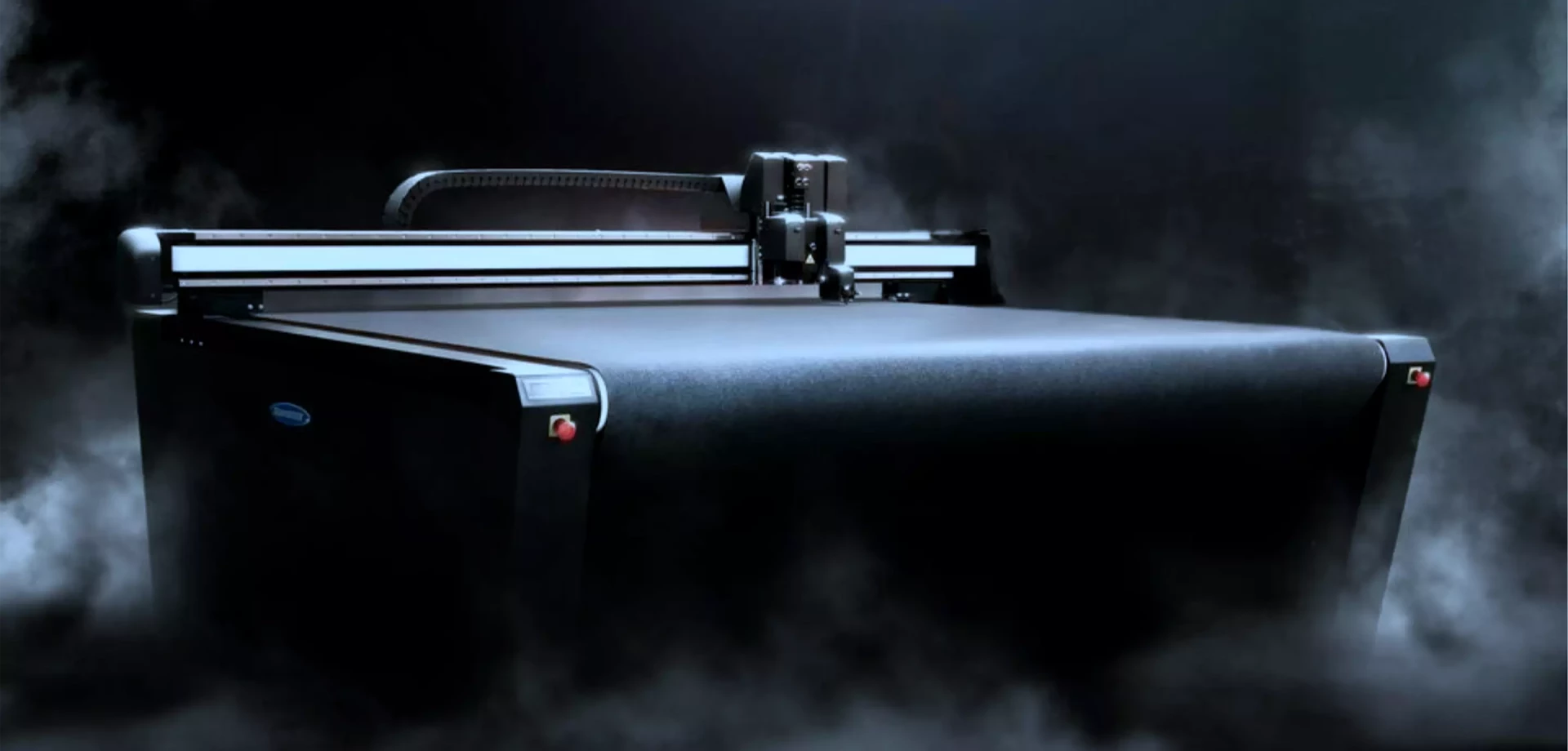 une machine CNC noire avec de la fumée