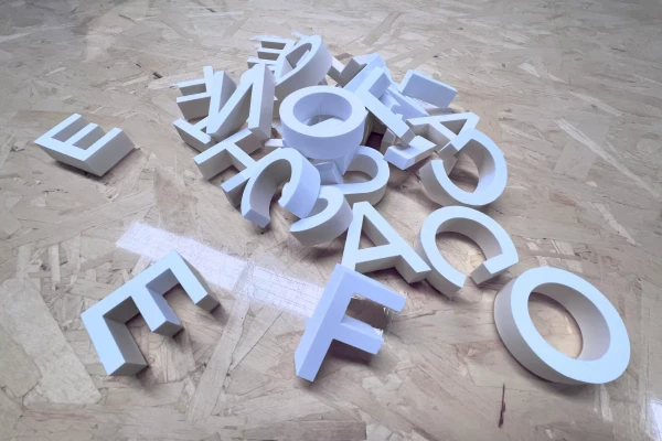 lettres blanches 3d en bois