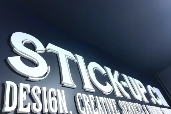 lettres 3d blanches sur un mur noir