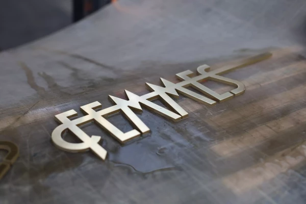 fabrication de lettres 3d en laiton