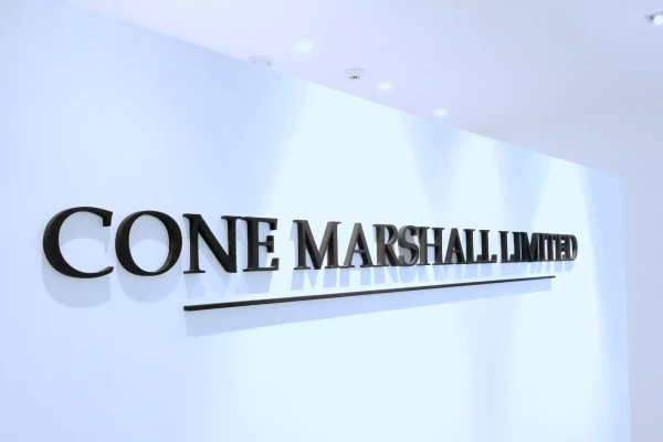 lettres noirs en 3d sur un mur blanc