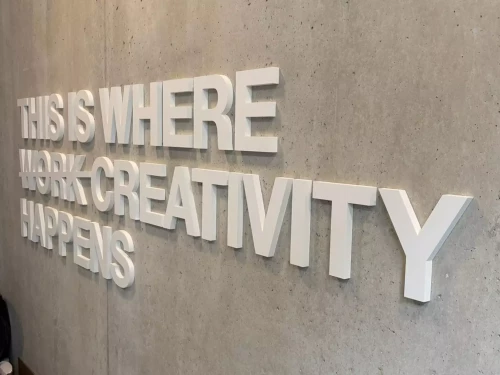 mur avec des lettres 3d