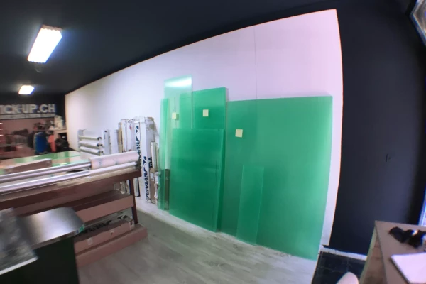 découpe de plexiglas dans un atelier à genève