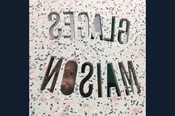 découpe de lettres dans une plaque de terrazzo