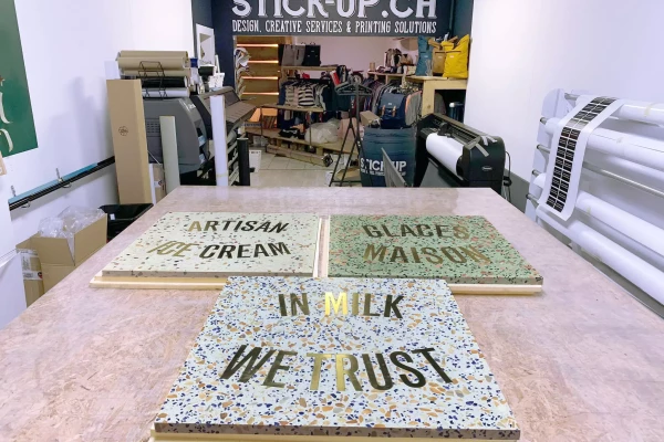 marqueterie avec des lettres en laiton et du terrazzo