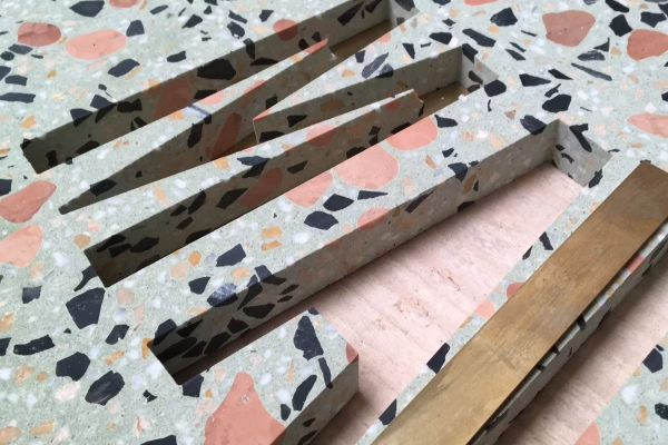 découpe de lettres dans du terrazzo avec une cnc