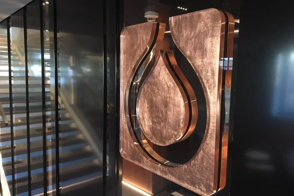 logo plexiglas et feuille de cuivre