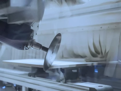 une scie circulaire qui découpe du bois