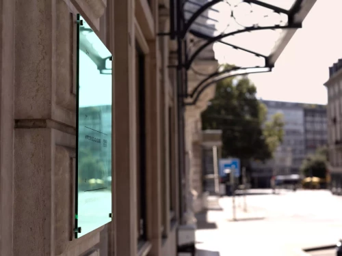 plaquette d'entrée d'imeuble en plexiglas