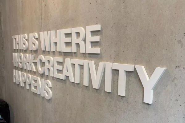 photo de lettres 3d blanches contre un mur