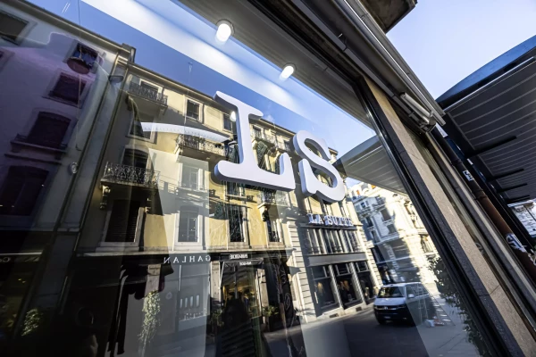 Lettres L&S 3d sur une vitrine