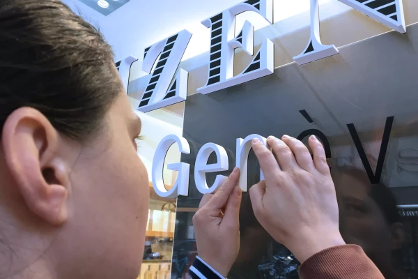 découpe de lettres en 3d dur une vitrine