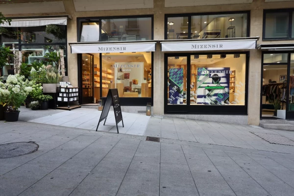 vitrine du magasin mizensir dans une rue piétonne