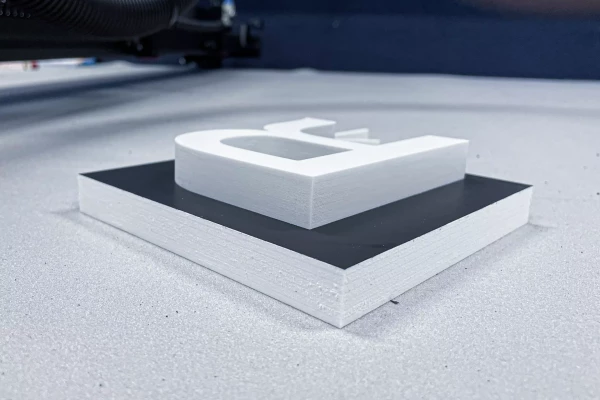 photo de lettres 3d découpées à la CNC