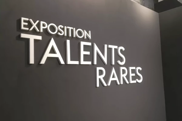 lettrages blanc sur mur noir pour une exposition