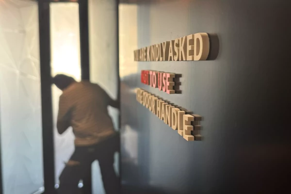 photo d'un homme avec les lettres 3d sur un mur