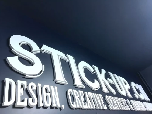 lettres 3d posées sur un mur d'entreprise