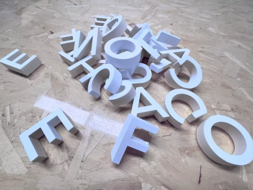détail de lettres 3d blanches en vrac